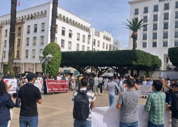 موظفون يذكّرون المنصوري من أمام البرلمان بوعدها في ملف التوقيت الميسر