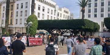 موظفون يذكّرون المنصوري من أمام البرلمان بوعدها في ملف التوقيت الميسر