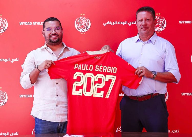 أربع جولات فقط كانت كفيلة بالإطاحة به.. الوداد يقيل البرتغالي باولو سيرخيو ويحدد خليفته.
