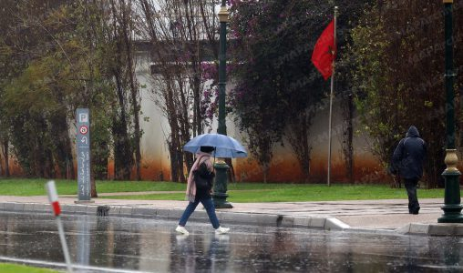 نشرة إنذارية: أمطار رعدية وبرد تضرب 6 أقاليم من الزوال إلى الليل